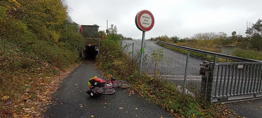 Passage par un trou de souris, sous l'autoroute A43 à Aiguebelette le Lac