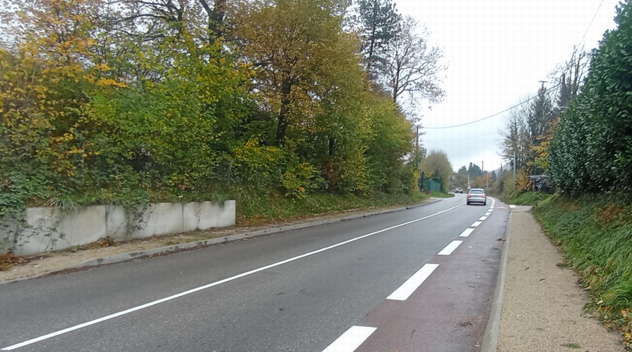 Vers le col de la placette : qlq bandes dites cyclables long D 520 A, rassurent un peu