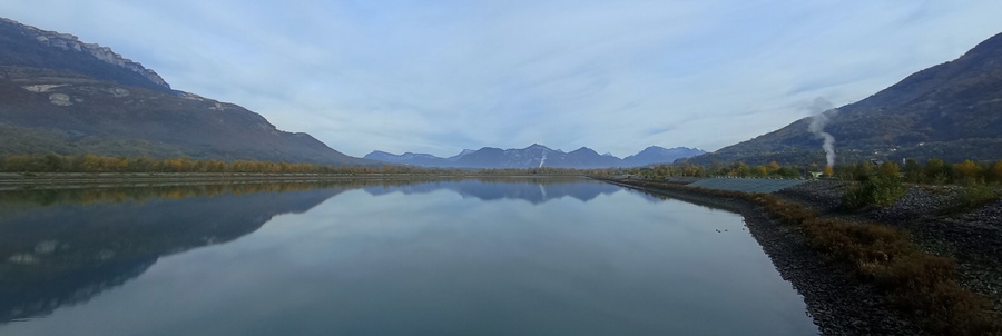 Grenoble passée depuis longtemps ; lac , plutôt Bassin du Cheylas  .. les Bauges dans le fond