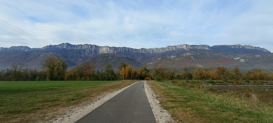 Le massif de la Chartreuse, vue de la plaine du Grésivaudan et la vélo-route dite V-63