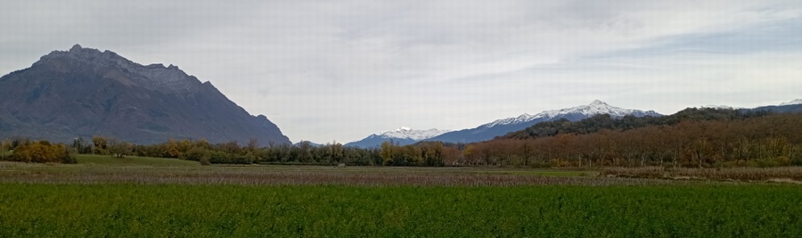  En combe de Savoie : De gauche à droite : l'Arclusaz (Bauges), le mont blanc dans le fond et le grand Arc..