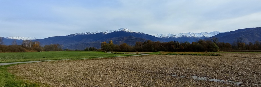 Le Grand Arc (Lauzière et massif de la Vanoise) , vu de la combe de savoie sur la vélo-route dite V-62 Bella Via par les sachants..