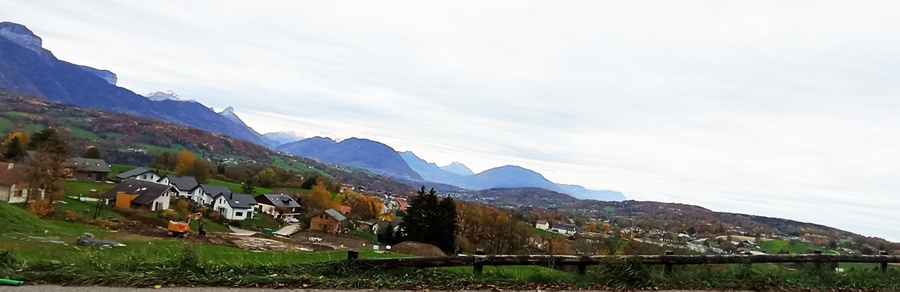 Le massif des Bauges, vu en montant vers Groisy