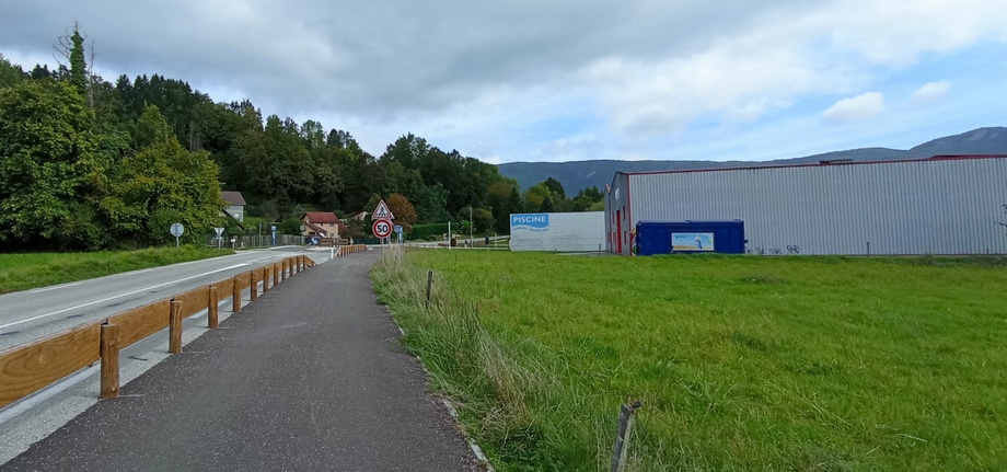 La vélo-route des cinq lacs ici à Saint Alban de MontBel ..