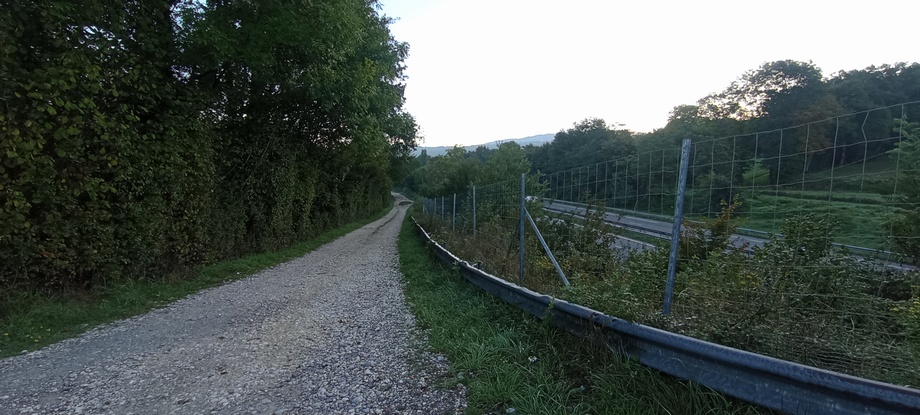 Passage caillouteux , Le long de l'autoroute A41