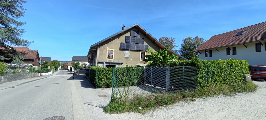 Panneaux solaires bizarement posés (Sallenoves)