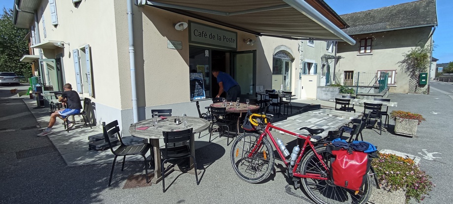 Pause déjeuner au café de la poste à Sallenoves