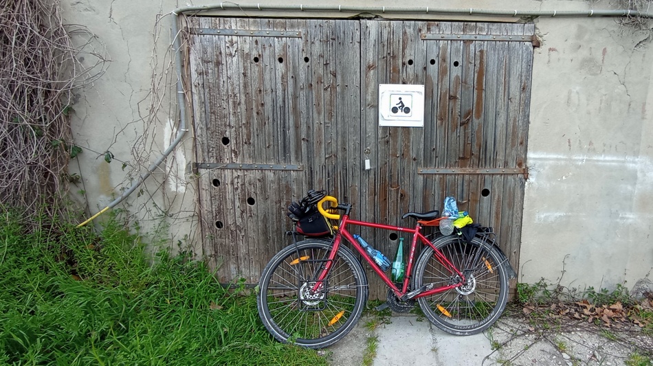 Garage à Vélos chez Ibis à Arles (mais comme claudio est parano, il attachera tout de même sa chérie dans le garage)<