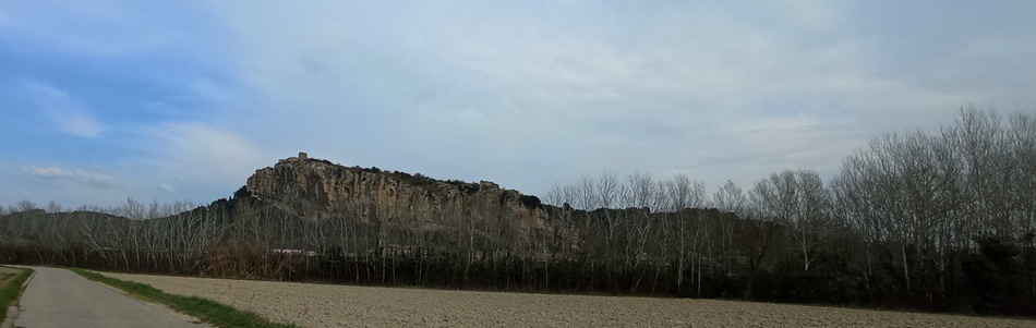 La citadelle de Mornas ; ceux qui trouvent que ViaRhôna es trop plate peuvent Y grimper : Bel Strapetto ..