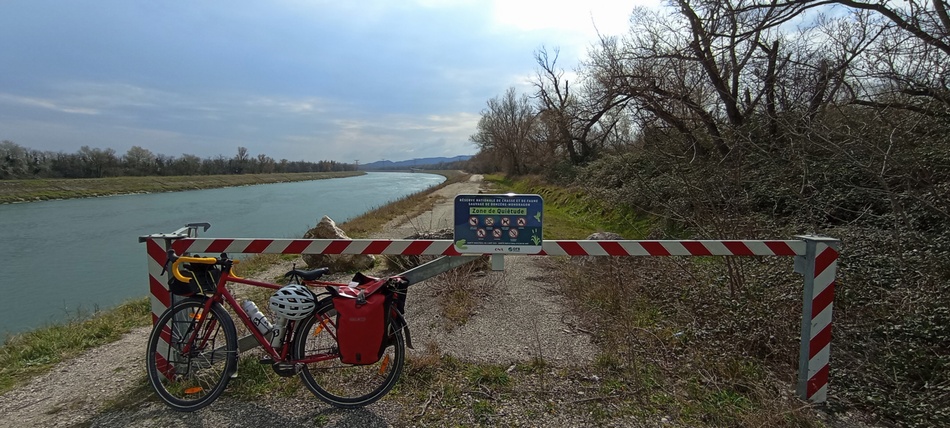 Digue le long du canal de Donzère Mondragon , interdite aux manants ..