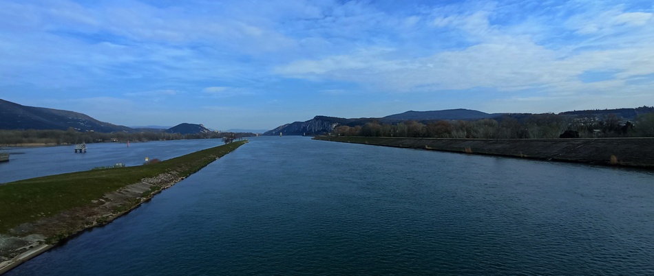 Le Rhône en amont du canal de Donzère