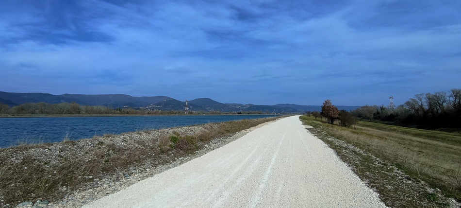 Remontant le Rhône par le côté EST non loin de Montélimar : En gravelle