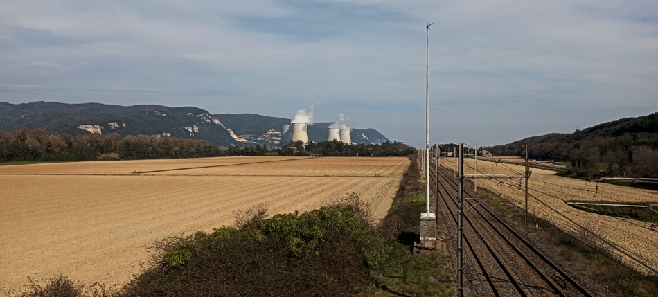 En vue de la centrale de Cruas