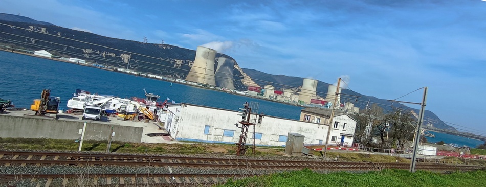 Centrale de Cruas , au bord du Rhône, vue de la Nationale Sept