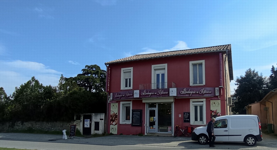 Heureusement il subsiste encore quelques boulangeries pour se ravitailler ..