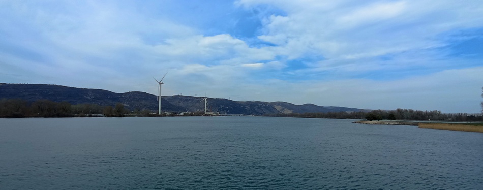 Le Pouzin 'Ardèche) : Le positionnement des eoliennes de .. confirment bien que le vent pousse du sud vers le Nord, bonne idée ..