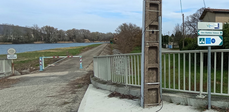 Nous tentons le passage rive EST de la vallée du Rhône, balisage N° 15 direction Valence