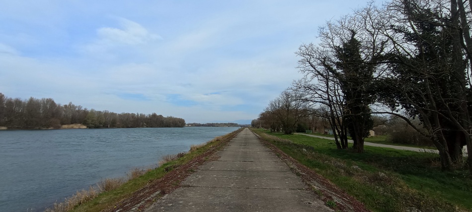 Nous rouletons , direction plein Nord, Sur la levée du Rhône