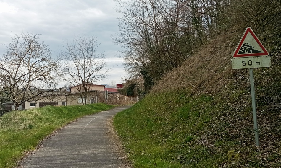 Sur la v-63 (ST Nazaire en Royans) : Un beau talus, coup de Cul, strapetto ..