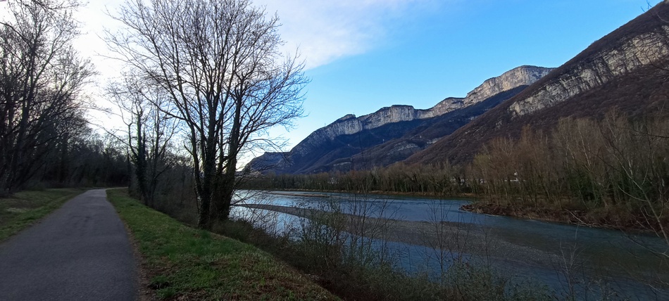 On the road again, au petit matin, direction Grénoble long de l'Isère, au pied du Vercors