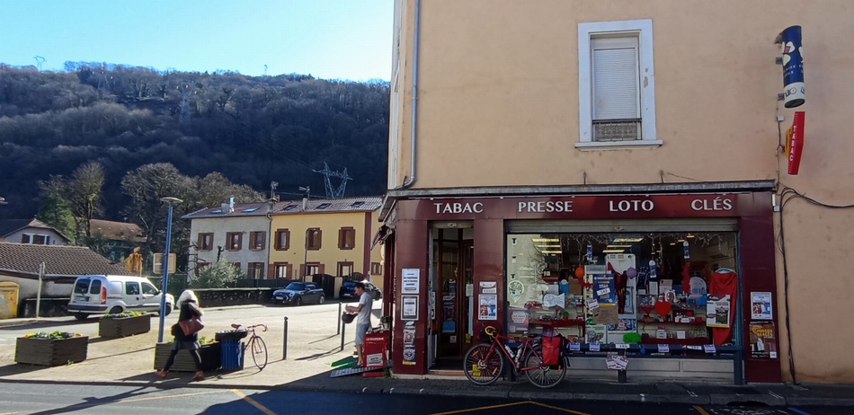 Tencin : Il subsiste encore qlq : Tabac presse .. où présentement je puis acheter mon Canard .