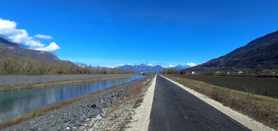 -63 Bis , dite Bella-Via (Goncelin) ; c'est beau, c'est neuf, mais ca manque d'Ombre et d'arbres : les Bauges dans le fond