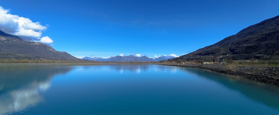 Lac (Bassin) du Cheylas (38) : Le massif des Bauges au fond 