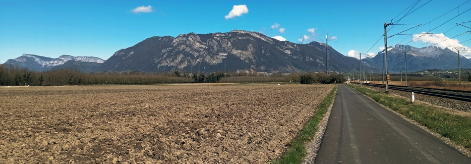 Sur la Vélo-route dite V-63 , peu avant Montmélian, en vue de la fameuse Montagne dite la Savoyarde , en Bauges