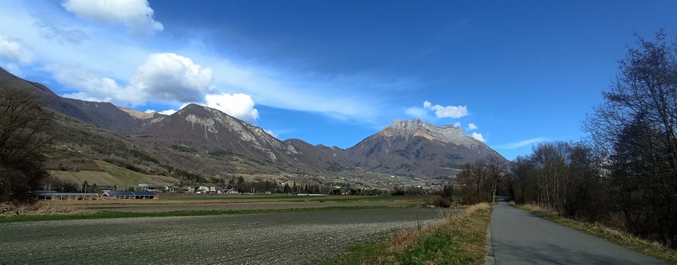 En combe de Savoie ; les Bauges à gauche, col du Frêne sous l'Arclusaz..
