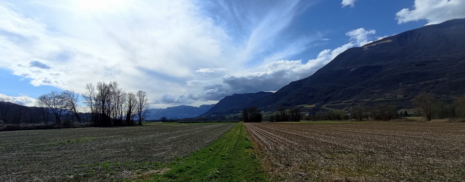 Combe de Savoie : Gros nuages sur les montagnes attenantes
