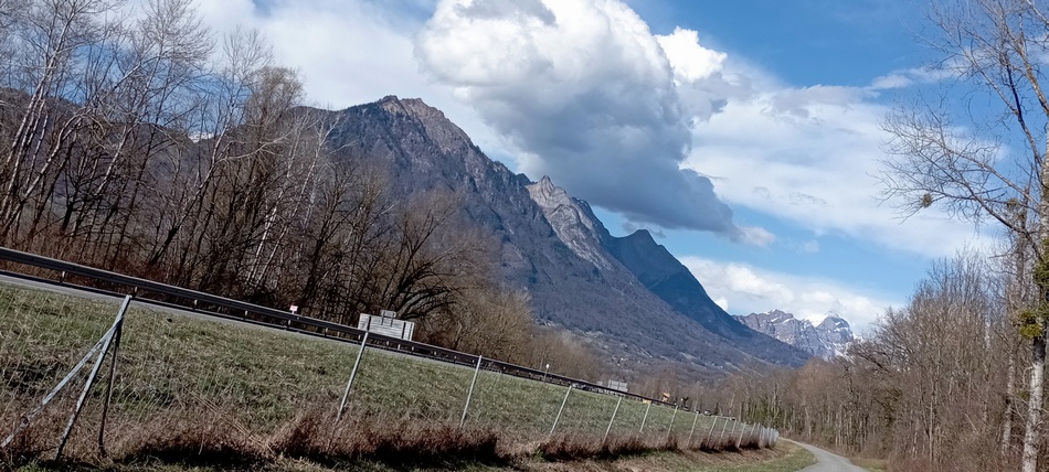 La Belle étoile, la Négresse et la dent de Konsse et plus loin le Mont Charvin après le col de Tamie, vus de la V-62 du côté de Frontenex (Savoie)