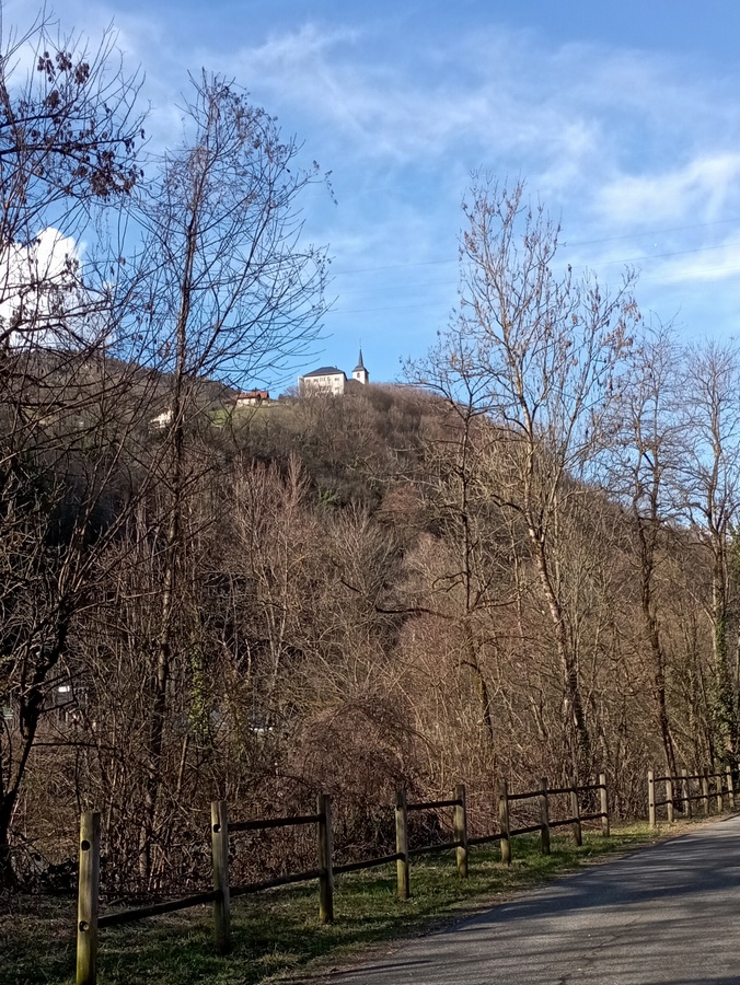L'église de Palud, au dessus d'Albertville et vue de la piste cyclable dite V-62 grace aux feuilles caduques..