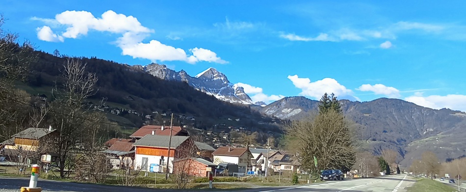 Marthod : La pyramide du Mont Charvin se profile au dessus d'Ugine : le col de l'Arpettaz dans le creux ..