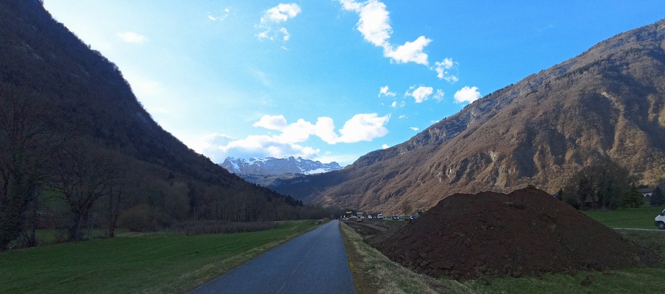 Remontée vers Faverges par la voie dite verte : en vue de l'arclozan et le massif de la Tournette ..