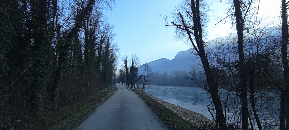 Froidure sur la Vélo-route dite V-63 ou Bella-Via, au bord de l'Isère en ce mars 2025