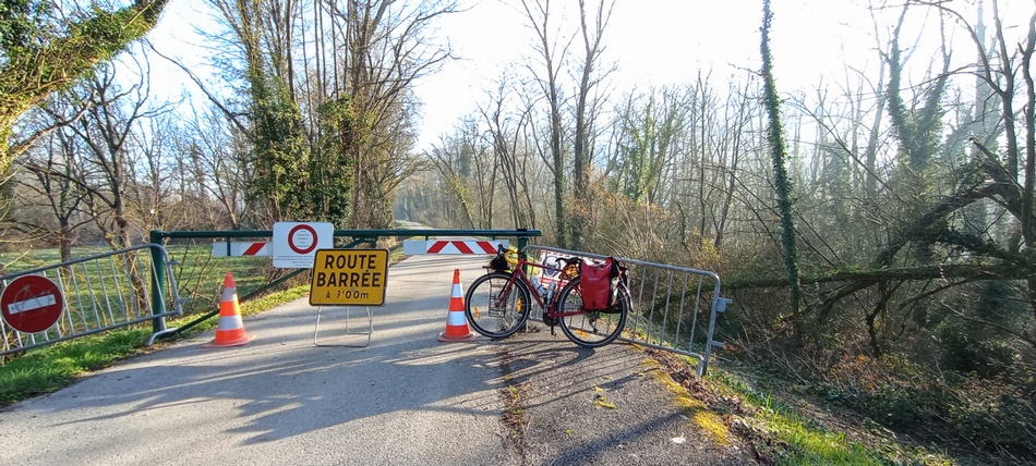 PK .. route barrée et claudio est mal barré .. en bon franchouillard, il peste et il passe 