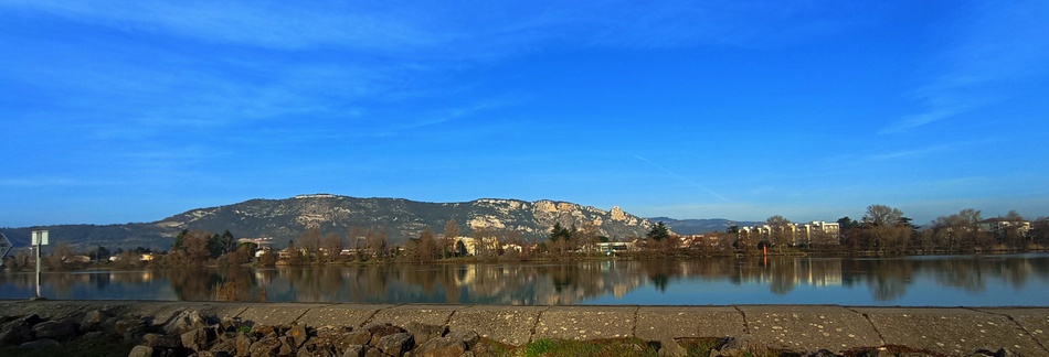 L'Ardèche , vue des bords du Rhône à Valence