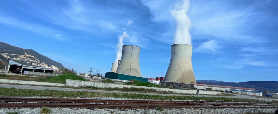 Centrale Nucléaire de Cruas ; 20 Milliards de Kwh produits par an (3000 Kwh par an pour une maison)