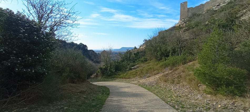 Vue sur la vallée du Rhône depuis la montée à Mornas