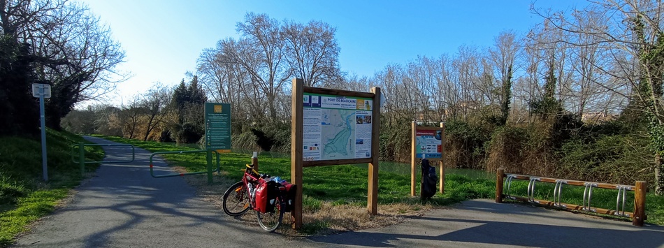 Voie verte canal Rhône à Séte : Variante Viarhôna 2025 ; ici à Beaucaire, direction ST Gilles