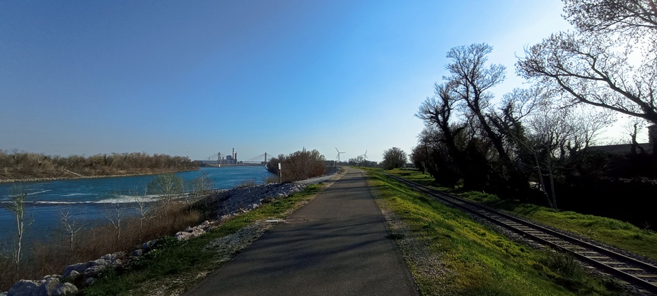 Sur ViaRhôna par la voie verte Beaucaire-Fourques en mars 2025