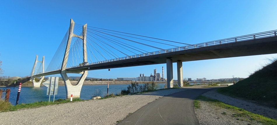 Sur Viarhôna peu après Beaucaire direction Fourques, pont de Tarascon-Beaucaire