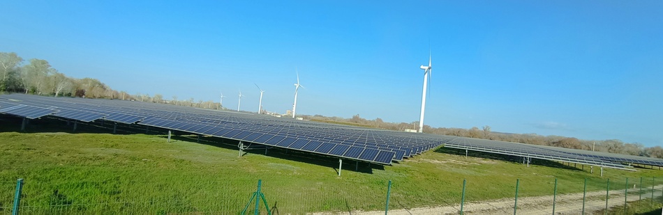 Champs de panneaux solaires ; géant vert de Beaucaire ; (sud Beaucaire)