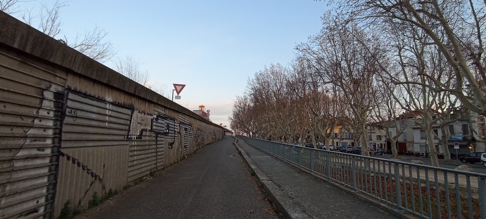 Arles, rampe d'accès à la piste cyclable sour la nationale 113