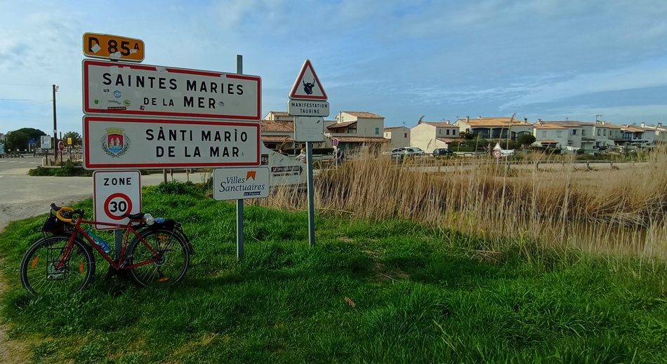 Renato posant aux Saintes maries de la mer en mars 2025
