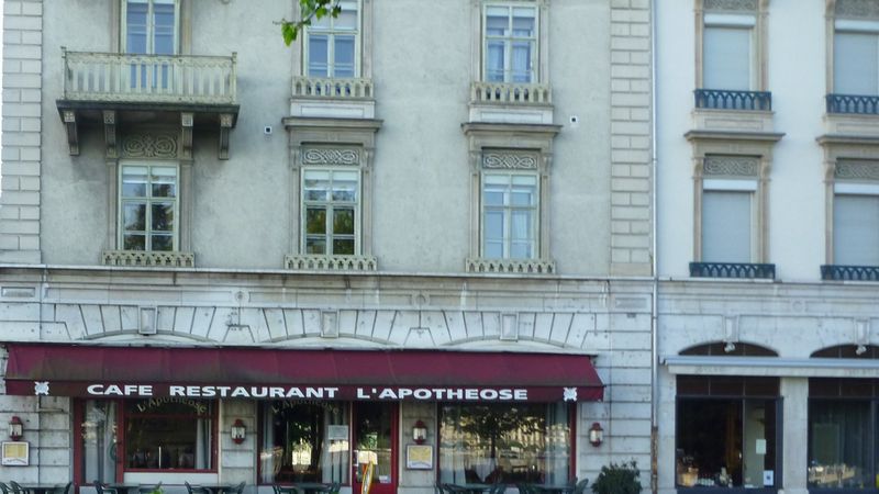 Le café restaurant de l'apothéose marque le début du tour du lac léman : Retour planche photos