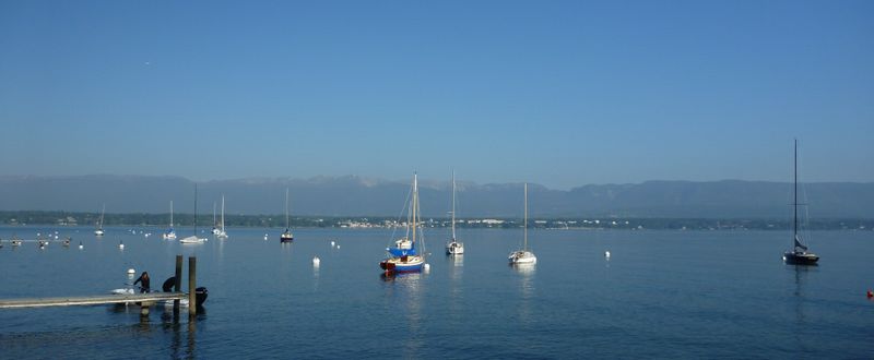 Vue sur le lac léman et en filigrane les monts du jura depuis la route Genève Vesenaz