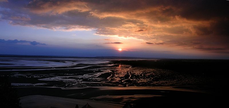 Lever de soleil sur la mer au Mont st Michel en 2006