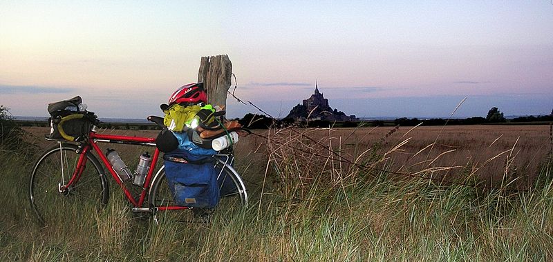 Fanny en goguette au mont saint Michel un petit matin de juillet 2006