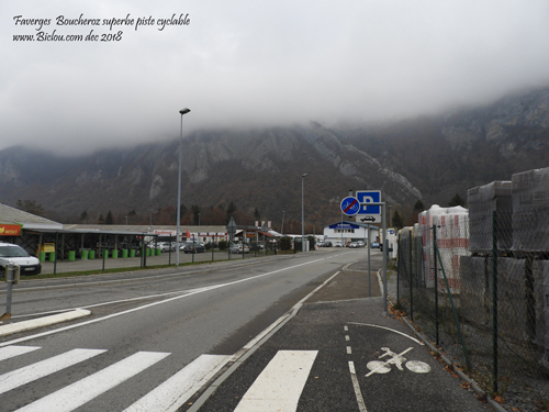 piste dite cyclable de 50 m: long D 2508 route d'Annecy accès Boucheroz Faverges; termine en queue de poisson
